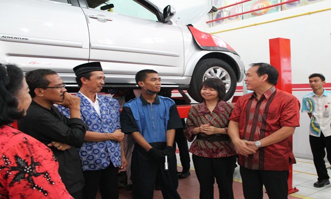 Bupati Blora, Daihatsu Official dan SMK Muhammadiyah 1 Blora saat persemian Bengkel Daihatsu