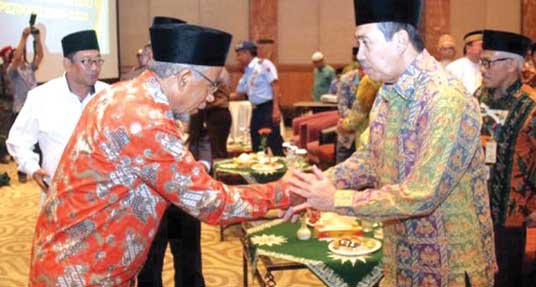 Bupati Siak Drs H Syamsuar MSi memberikan ucapan selamat dan bersalaman dengan Ketua PW Muhammadiyah Riau Wan Abubakar usai pelantikan di Hotel Aryaduta, Pekanbaru,